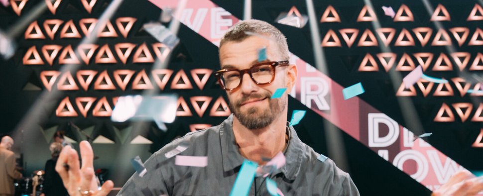 Joko Winterscheidt hat gut lachen: „Wer stiehlt mir die Show?“ startete am Sonntagabend deutlich besser als zuletzt im Herbst. – Bild: Joyn/Florida TV/Julian Mathieu