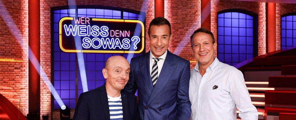 „Wer weiß denn sowas? XXL“ mit Bernhard Hoëcker (l.), Kai Pflaume (M.) und Wotan Wilke Möhring (r.) – Bild: NDR/ARD/Morris Mac Matzen