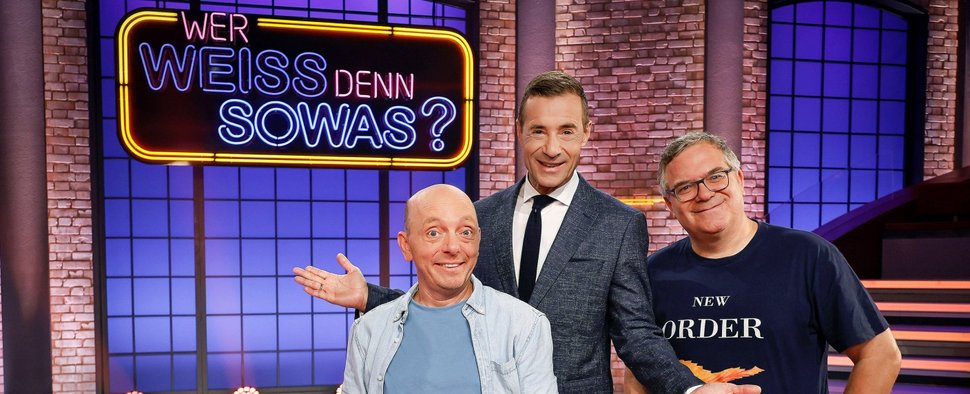„Wer weiß denn sowas?“: (v. l.) Bernhard Hoëcker, Kai Pflaume und Elton – Bild: ARD/Morris Mac Matzen