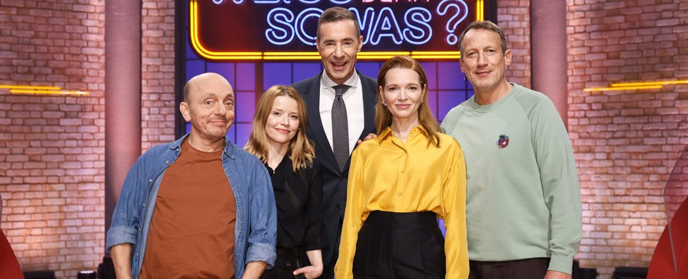 „Wer weiß denn sowas?“ am 10. Februar 2026 mit Karoline Schuch (2. v. l.) und Karoline Herfurth (2. v. r.) – Bild: ARD/NDR/UFA Show & Factual/Morris Mac Matzen