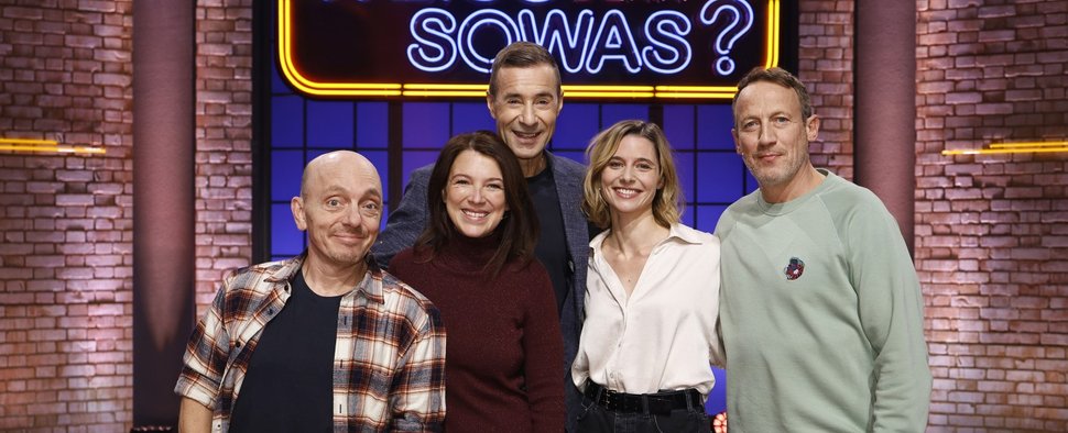 „Wer weiß denn sowas?“ am 12. Dezember 2025 mit Iris Mareike Steen (2. v. l.) und Svenja Jung (2. v. r.) – Bild: ARD/NDR/UFA SHOW & FACTUAL/Morris Mac Matzen