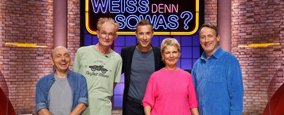 „Wer weiß denn sowas?“ am 14. November 2025 mit Piet Klocke (2. v. l.) und Cordula Stratmann (2. v. r.) – Bild: ARD/NDR/Morris Mac Matzen