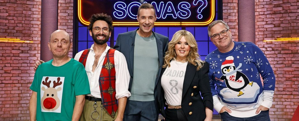 „Wer weiß denn sowas?“ am 19. Dezember 2024 mit Tom Neuwirth alias Conchita Wurst (2. v. l.) und Maite Kelly (2. v. r.) – Bild: ARD/Morris Mac Matzen