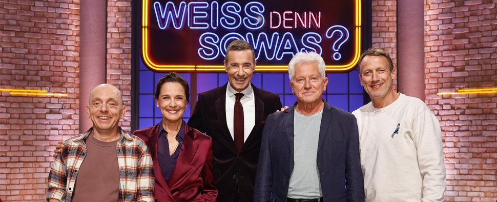 „Wer weiß denn sowas?“ am 24. November 2025 mit Désirée Nosbusch (2. v. l.) und Miroslav Nemec (2. v. r.) – Bild: ARD/NDR/UFA SHOW & FACTUAL/Morris Mac Matzen