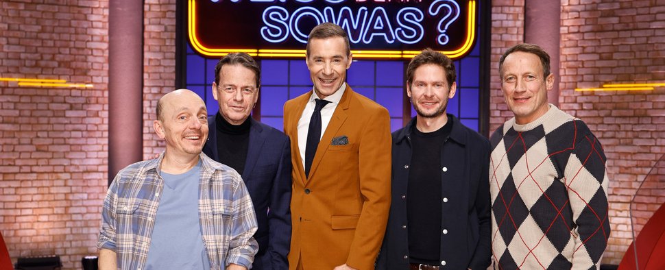 „Wer weiß denn sowas?“ am 26. März 2026 mit Rudi Cerne (2. v. l.) und Fabian Puchelt (2. v. r.) – Bild: ARD/NDR/UFA SHOW & FACTUAL/Morris Mac Matzen