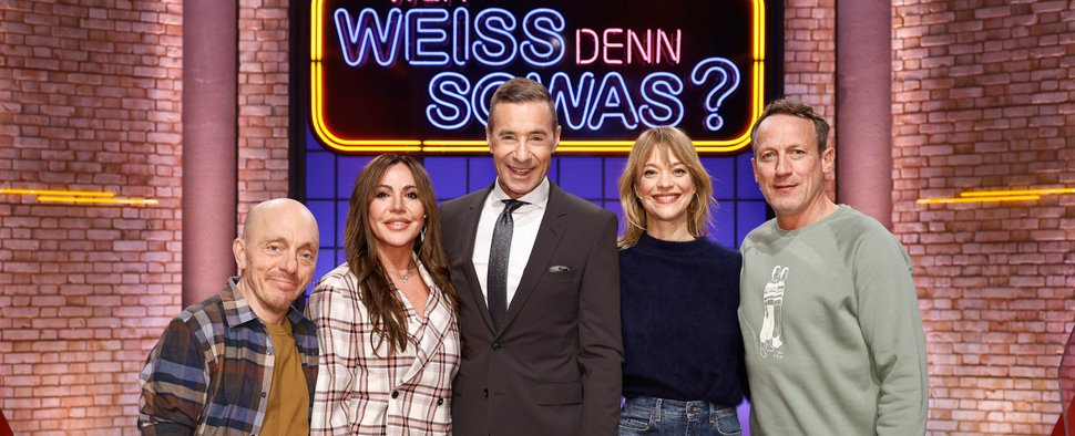 „Wer weiß denn sowas?“ am 27. April 2026 mit Simone Thomalla (2. v. l.) und Heike Makatsch (2. v. r.) – Bild: ARD/NDR/UFA SHOW & FACTUAL/Morris Mac Matzen