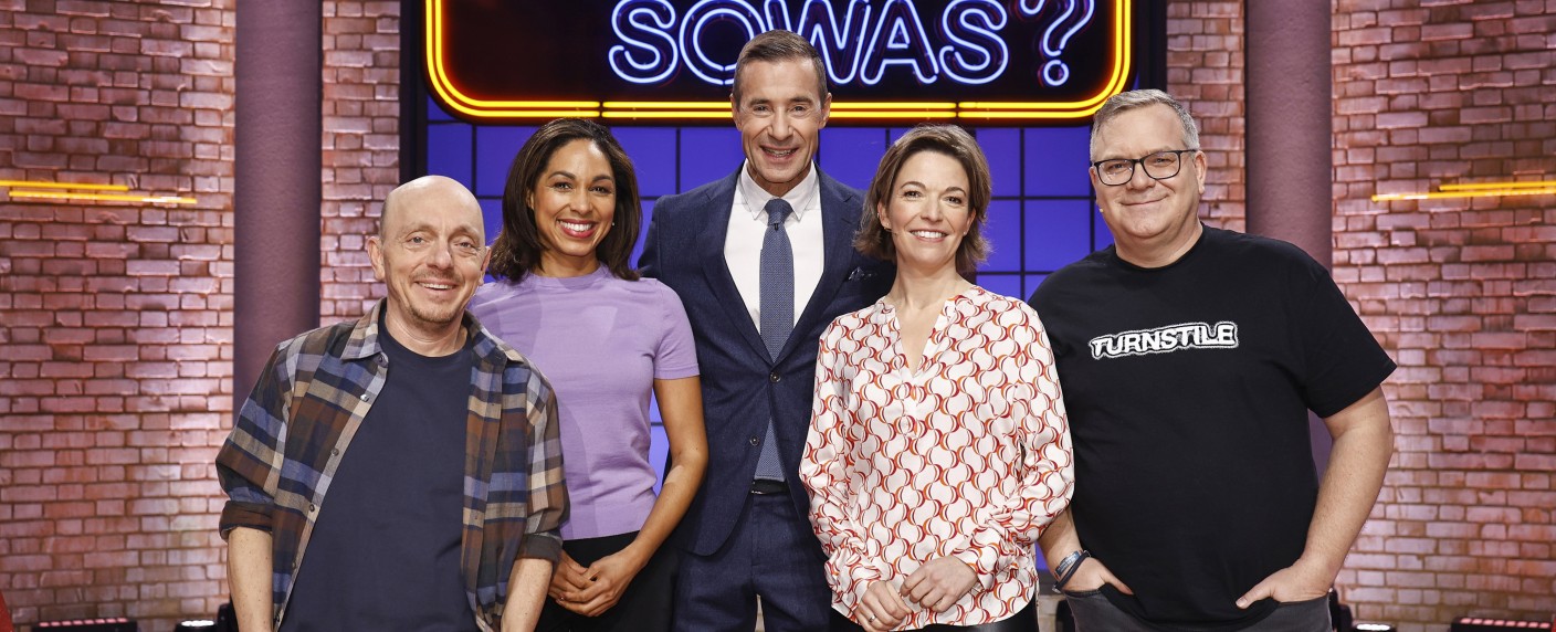 „Wer weiß denn sowas?“: Das sind die Gäste vom 24. bis 28. Februar 2025 – „MOMA“-Moderatorinnen, Sängerinnen, Komiker, Schiris und Schauspieler – Bild: ARD/​Morris Mac Matzen