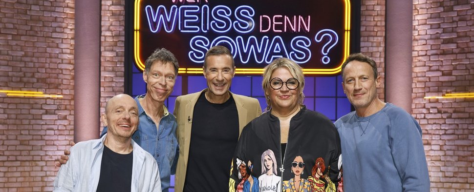 „Wer weiß denn sowas?“ am 28. Oktober 2025 mit Martin „Maddin“ Schneider (2. v. l.) und Ilka Bessin (2. v. r.) – Bild: ARD/NDR/UFA SHOW & FACTUAL/Morris Mac Matzen