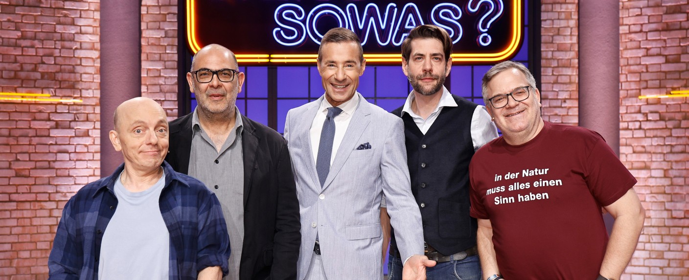 „Wer weiß denn sowas?“: Das sind die Gäste vom 31. März bis 4. April 2025 – ESC-Legenden, Kabarettisten, Schauspielerinnen und Ex-Fußballtrainer – Bild: ARD/​Morris Mac Matzen