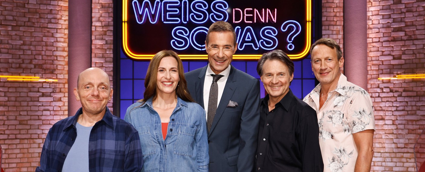 „Wer weiß denn sowas?“-Vorschau: „GZSZ“-Veteranen, Comedy-Legenden und Schauspielstars – Das sind die Gäste vom 3. bis 7. November 2025 – Bild: ARD/​NDR/​UFA SHOW & FACTUAL/​Morris Mac Matzen