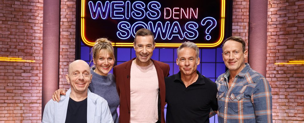 „Wer weiß denn sowas?“ am 8. April 2026 mit Tanja Wedhorn (2. v. l.) und Marco Girnth (2. v. r.) – Bild: ARD/NDR/UFA SHOW & FACTUAL/Morris Mac Matzen