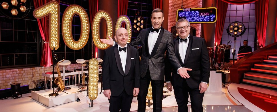 „Wer weiß denn sowas?“: Bernhard Hoëcker, Kai Pflaume und Elton feiern die 1000. Folge – Bild: ARD/Morris Mac Matzen/UFA Show & Factual