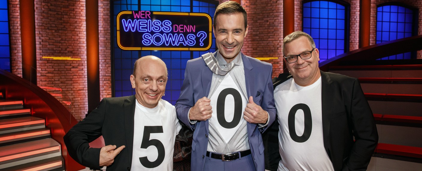 500 Folgen „Wer weiß denn sowas?“ – Die Retter des ARD-Vorabends feiern Jubiläum – Fun Facts und Trivia zum Quiz mit Kai Pflaume, Bernhard Hoëcker und Elton – Bild: NDR/​Morris Mac Matzen