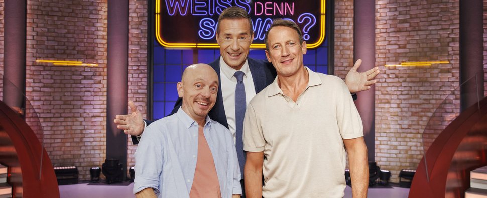 „Wer weiß denn sowas?“ mit (v. l.) Bernhard Hoëcker, Kai Pflaume und Wotan Wilke Möring – Bild: ARD/Morris Mac Matzen