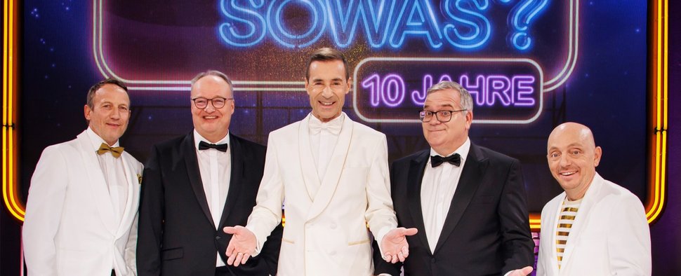 „Wer weiß denn sowas? XXL“ am 30. Dezember 2025 mit Oliver Welke (2. v. l.) und Elton (2. v. r.) – Bild: NDR/Morris Mac Matzen