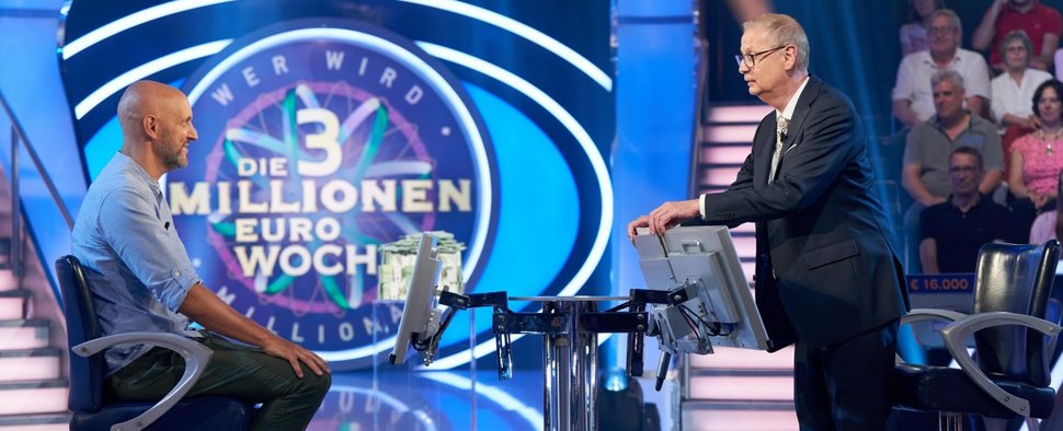 „Wer wird Millionär? – Die 3-Millionen-Euro-Woche“: Moderator Günther Jauch (r.) mit Kandidat Holger Rohm – Bild: RTL/Guido Engels