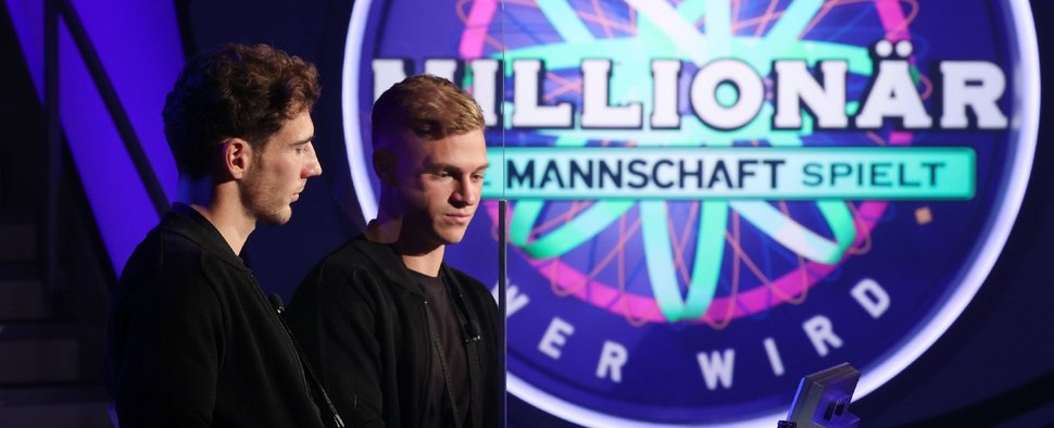Die DFB-Kicker Leon Goretzka (l.) und Joshua Kimmich spielten unter anderem bei „Wer wird Millionär?“ um die Million – Bild: TVNOW/Frank Hempel