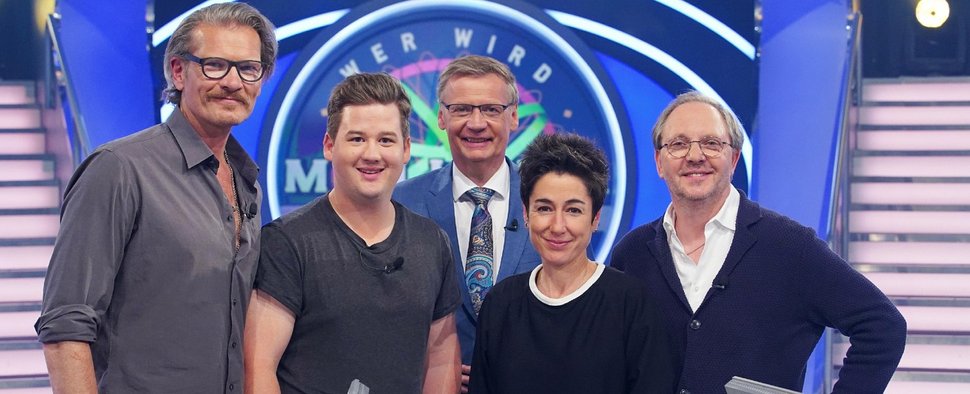 „Wer wird Millionär?“: (v.l.) Götz Otto, Chris Tall, Dunja Hayali und Olli Dittrich im Promi-Special – Bild: MG RTL D / Stefan Gregorowius