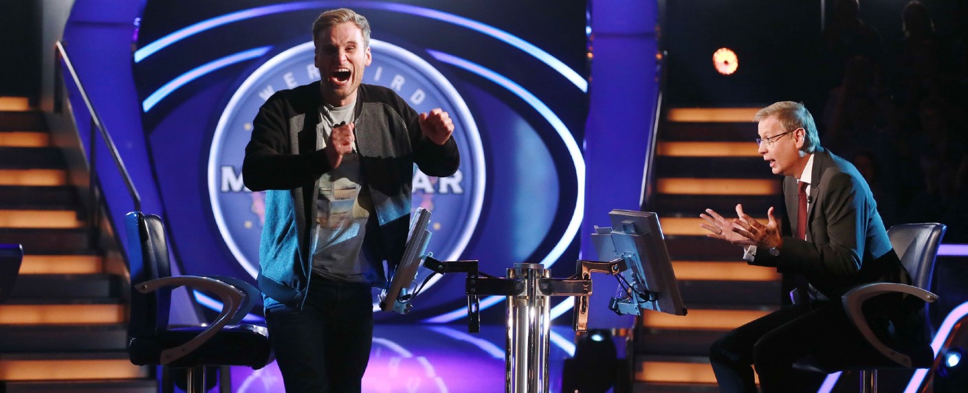 Quoten: Jauchs Millionen-Gewinner Leon Windscheid beschert RTL den Zielgruppen-Sieg – Sat.1 geht mit „akte Spezial“ völlig unter, „Die Simpsons“ bleiben blass – Bild: TVNOW/​Stefan Gregorowius