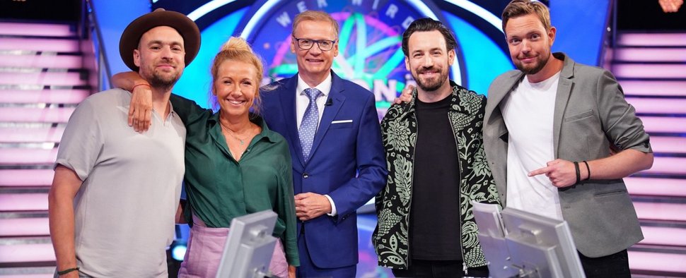 „Wer wird Millionär?“: (v. l.) Max Mutzke, Andrea Kiewel, Jan Köppen und Bastian Bielendorfer treten im „Promi-Special“ an – Bild: RTL/Stefan Gregorowius
