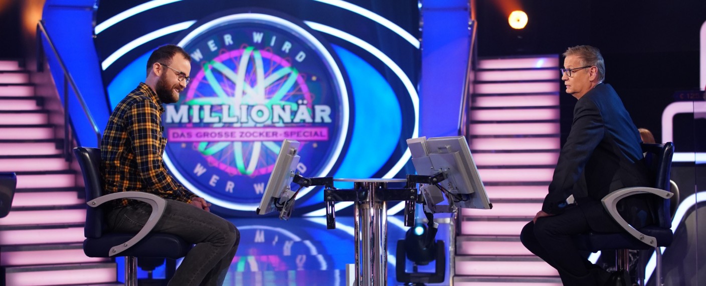 „Wer wird Millionär?“: Zweite Chance für Zocker-Kandidat Niklas Bayer-Eynck – Uneindeutig gestellte Frage zur „Vogelhochzeit“ sorgt für erneute Einladung – Bild: TVNOW/​Stefan Gregorowius