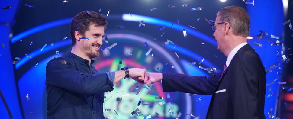 Kandidat Ronald Tenholte (l.) war am 24. März 2020 der bislang letzte Millionen-Gewinner bei „Wer wird Millionär?“ – Bild: TVNOW/Stefan Gregorowius
