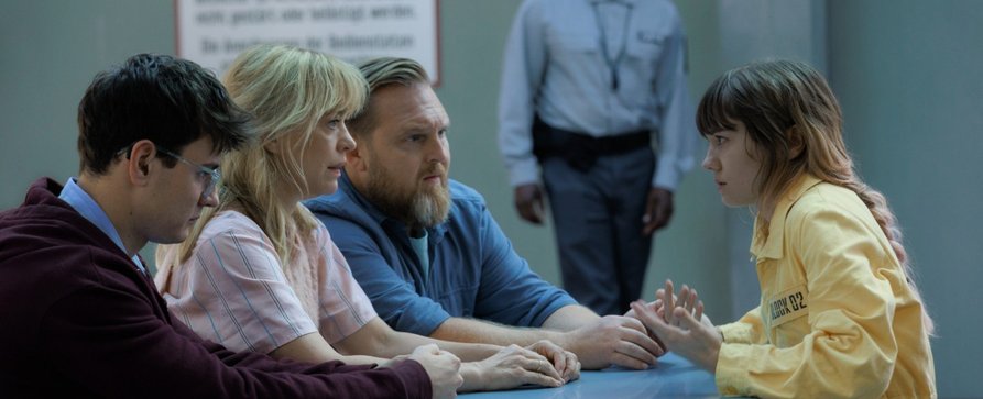 „Where’s Wanda?“: Dann geht die deutsche Streaming-Serie mit Heike Makatsch und Axel Stein weiter – Nach scheinbarem Happy-End kommt Familie Klatt vom Regen in die Traufe – Bild: Courtesy of Apple TV „Where’s Wanda?“: Dann geht die deutsche Streaming-Serie mit Heike Makatsch und Axel Stein weiter – Nach scheinbarem Happy-End kommt Familie Klatt vom Regen in die Traufe – Bild: Courtesy of Apple TV