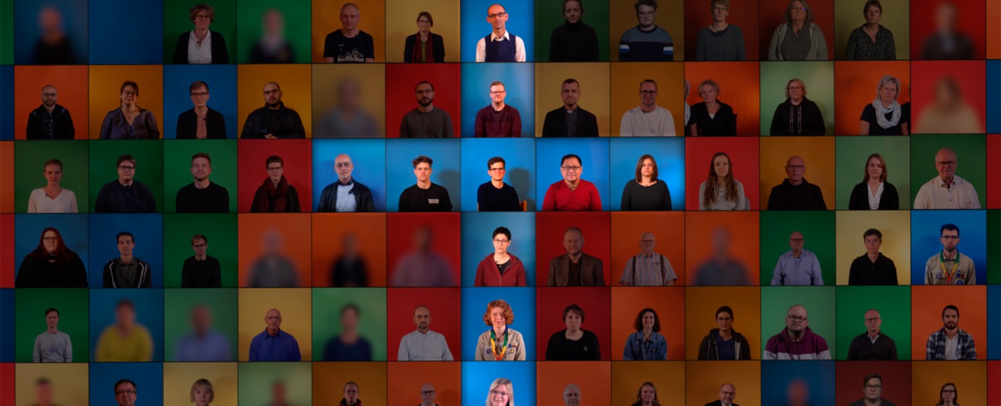 ARD-Programmänderung: „Story im Ersten“ über Coming-Out in katholischer Kirche zur Primetime – Weiteres „ARD extra“ zur Corona-Lage und Beschlüssen der MPK – Bild: rbb/​EyeOpeningMedia