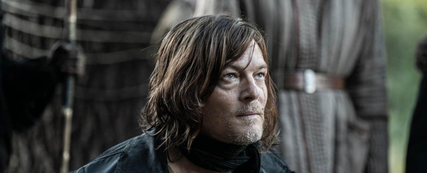 „The Walking Dead: Daryl Dixon“: Das bislang beste Spin-Off der Kultserie! – Review – Beliebteste Figur ringt im Schatten des Eiffelturms mit Zombies – Bild: AMC