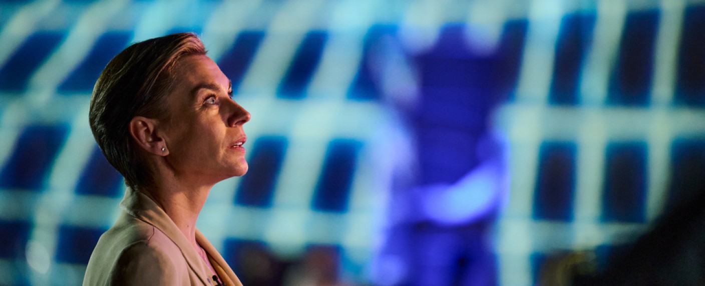 „Concordia – Tödliche Utopie“: Das Verbrechen in einer Stadt ohne Verbrechen – Review – International besetzte Sci-Fi-Krimiserie mit Christiane Paul bietet viel Style und zu wenig Substanz – Bild: ZDF