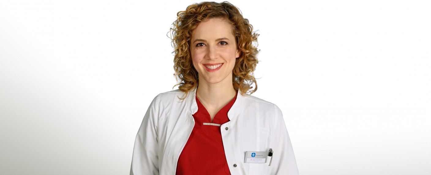 „In aller Freundschaft – Die jungen Ärzte“: Juliane Fisch wieder mit dabei – Dr. Elly Winter kehrt ans Johannes-Thal-Klinikum zurück – Bild: ARD/​Jens-Ulrich Koch