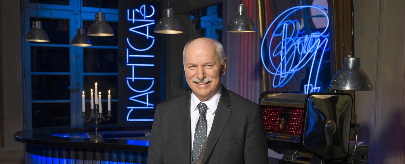 „Nachtcafé“: SWR verabschiedet Wieland Backes mit Sonderprogramm – Harald Schmidt und Winfried Kretschmann unter den Gästen – Bild: SWR/​Alexander Kluge