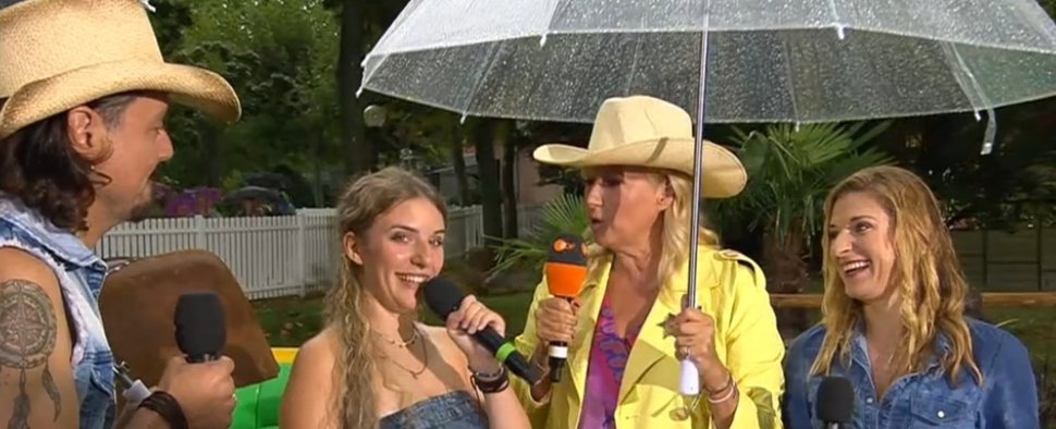 Wilder, nasser Westen im „ZDF-Fernsehgarten“ mit (v.l.) Lanny Lanner, Johanna Mross, Andrea Kiewel und Stefanie Hertel – Bild: ZDF/Screenshot