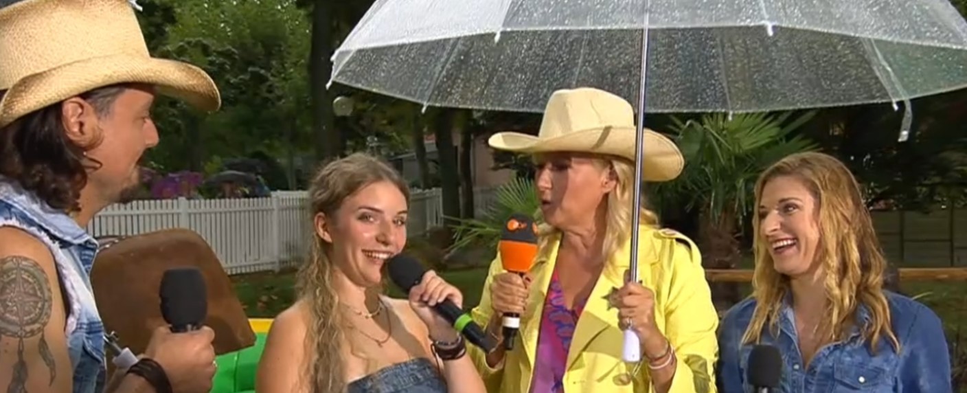 „ZDF-Fernsehgarten“ nach Unwetterwarnung evakuiert – Andrea Kiewels „Wilder, wilder Westen“ fällt nasser aus als geplant – Bild: ZDF/​Screenshot