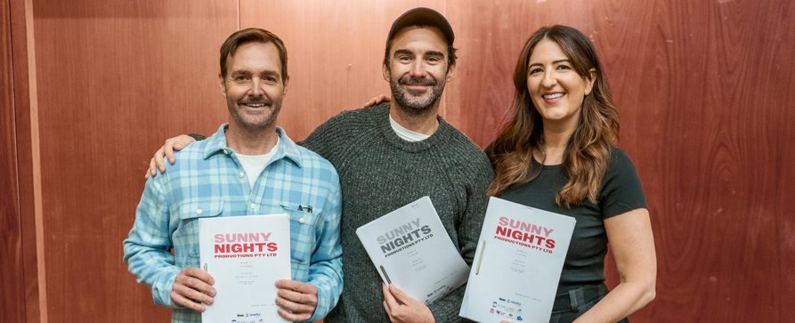 Will Forte („Bodkin“) und D’Arcy Carden („The Good Place“) führen australische Crime-Dramedy an – Schwarze Komödie „Sunny Nights“ von „New Girl“-Produzent in Arbeit – Bild: x/​stan