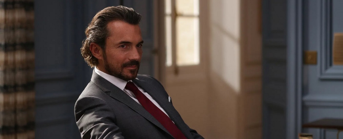 „Emily in Paris“: William Abadie in den Hauptcast der Netflix-Serie befördert – Lucien Laviscount („Scream Queens“) neu in Staffel zwei – Bild: Netflix