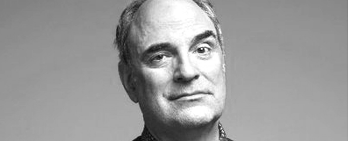 „Neo Magazin“-Sprecher William Cohn überraschend verstorben – Jan Böhmermanns Sidekick wurde nur 65 Jahre alt – Bild: William Cohn/​Twitter