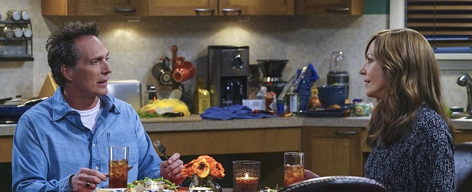 Willliam Fichtner als Adam (l.) mit Alison Janney in „Mom“ – Bild: CBS