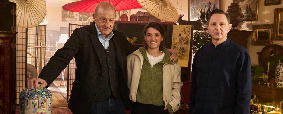 „Wilsberg“: (v. l.) Leonard Lansink, Janina Fautz und Arndt Schwering-Sohnrey – Bild: ZDF/Kai Schulz