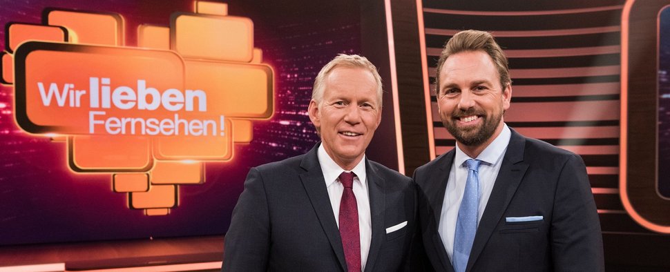 „Wir lieben Fernsehen!“ mit Johannes B. Kerner (l.) und Steven Gätjen – Bild: ZDF/ZDF/Sascha Baumann