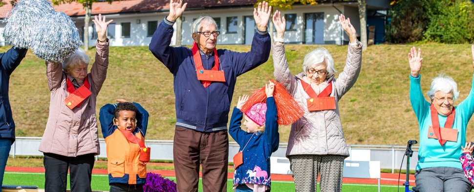 Die Protagonisten in „Wir sind klein und ihr seid alt“ – Bild: TVNOW/Bernd-Michael Maurer