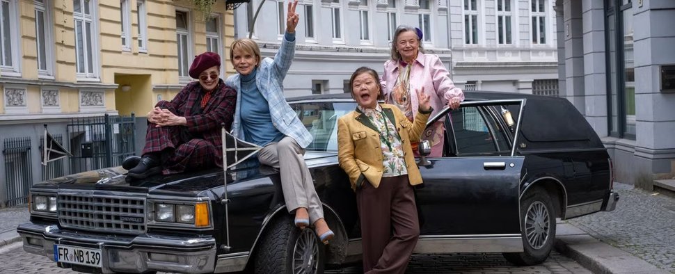 (v. l.) Katharina Thalbach, Uschi Glas, Soogi Kang und Ursula Werner in „Wir vier und der Enkeltrick“ – Bild: SWR/wüste medien/Manju Sawhney