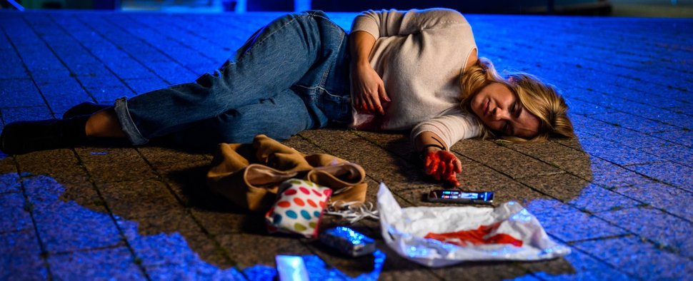 Wird Betty (Annina Hellenthal) den brutalen Überfall überleben? – Bild: ZDF/Willi Weber