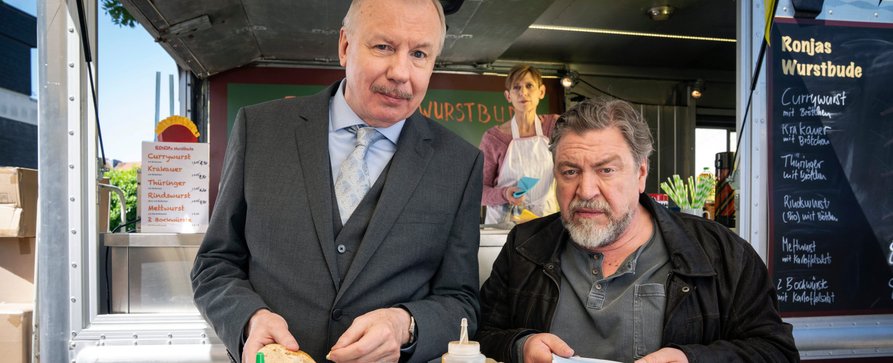 „Das Millionenschnitzel“: Termin für neuen Film der Reihe mit Armin Rohde und Ludger Pistor – Ruhrpott-Freunde jagen dem großen Geld nach und wollen pikantes Geheimnis bewahren – Bild: WDR/DEGETO/Thomas Kost „Das Millionenschnitzel“: Termin für neuen Film der Reihe mit Armin Rohde und Ludger Pistor – Ruhrpott-Freunde jagen dem großen Geld nach und wollen pikantes Geheimnis bewahren – Bild: WDR/DEGETO/Thomas Kost