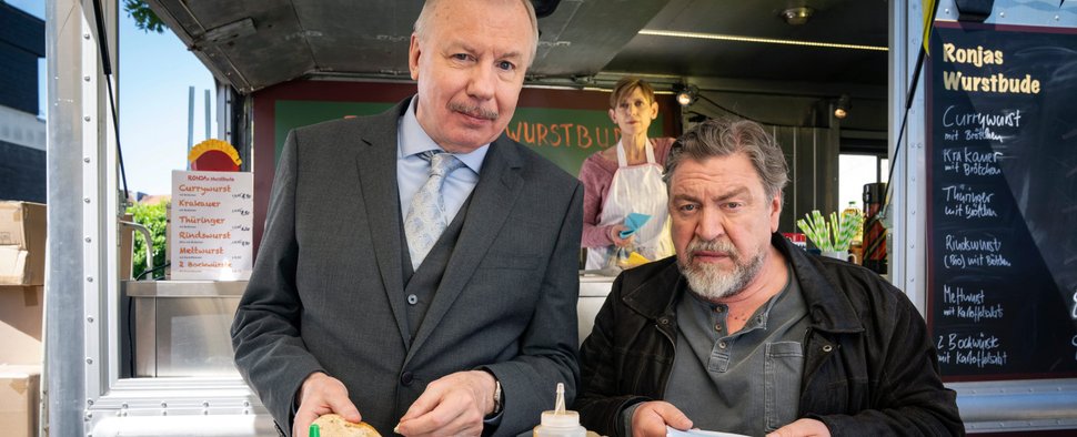 Wolfgang Krettek (Ludger Pistor, l.) und Günther Kuballa (Armin Rohde) haben da mal eine Idee … – Bild: WDR/DEGETO/Thomas Kost