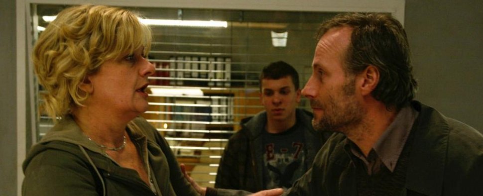 Wolfram Koch (re) mit Saskia Vester als Gast in einer Folge von „KDD – Kriminaldauerdienst“ (2009) – Bild: ZDF/Arte Wolfram Koch (re) mit Saskia Vester als Gast in einer Folge von „KDD – Kriminaldauerdienst“ (2009) – Bild: ZDF/Arte
