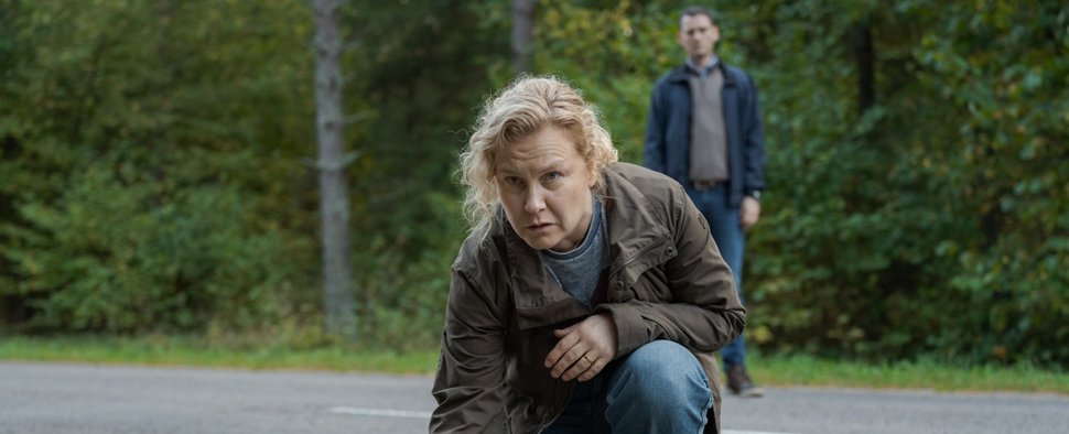 „Wolfssommer“: Hannah (Eva Melander, l.) und Gordon (Hannes Fohlin, r.) ermitteln – Bild: ZDF/Andrej Vasilenko