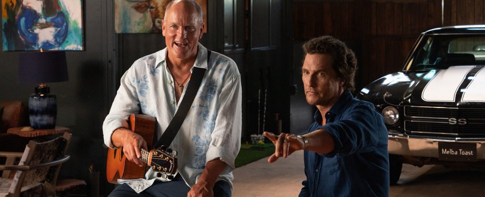 Woody Harrelson (links) und Matthew McConaughey machen in „Brothers“ erstaunliche Entdeckung – Bild: Apple TV/Ryan Green
