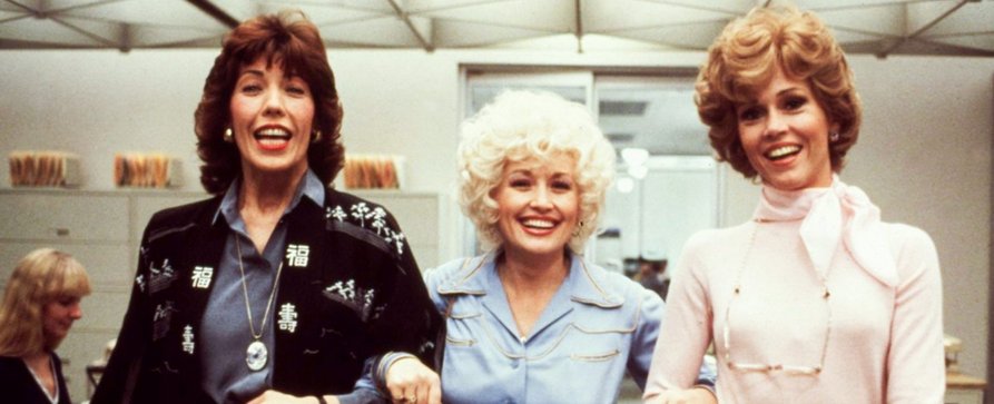 „Grace und Frankie“ erhalten Besuch von Dolly Parton – Wiedersehen der drei Stars aus „Warum eigentlich … bringen wir den Chef nicht um?“ – Bild: 20th Century Fox