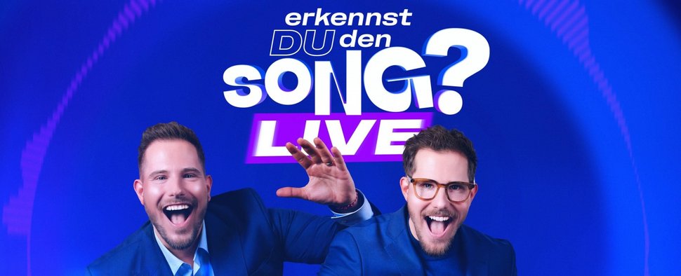 „World Wide Wohnzimmer: Erkennst DU den Song? LIVE“ mit Benni (l.) und Dennis Wolter – Bild: Joyn/Felix Görgens